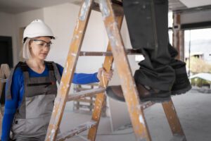 Kobieta przy drabinie