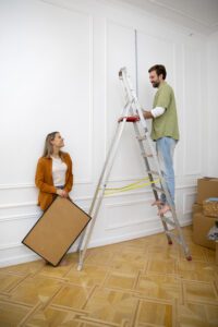 remont mieszkania planowanie młoda para