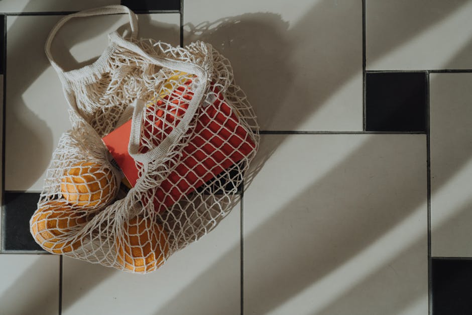 Czerwone I Białe Plastikowe Opakowanie